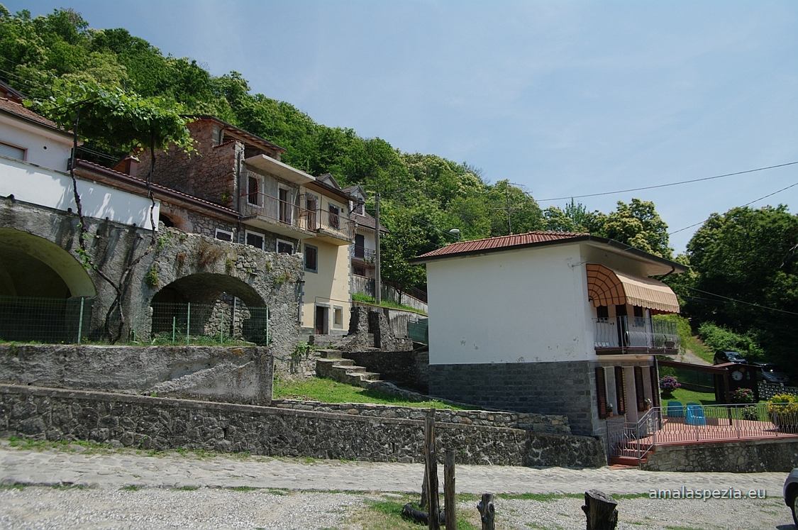 Guinadi · Case all'inizio del paese