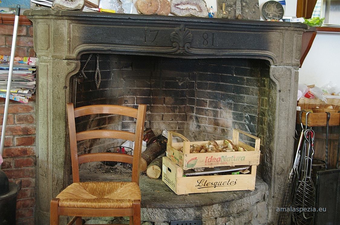 Guinadi · Caminetto della trattoria del paese