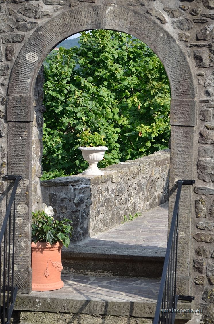 Guinadi · Vecchio portale in pietra