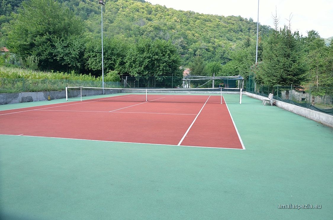 Guinadi · Il campo da tennis
