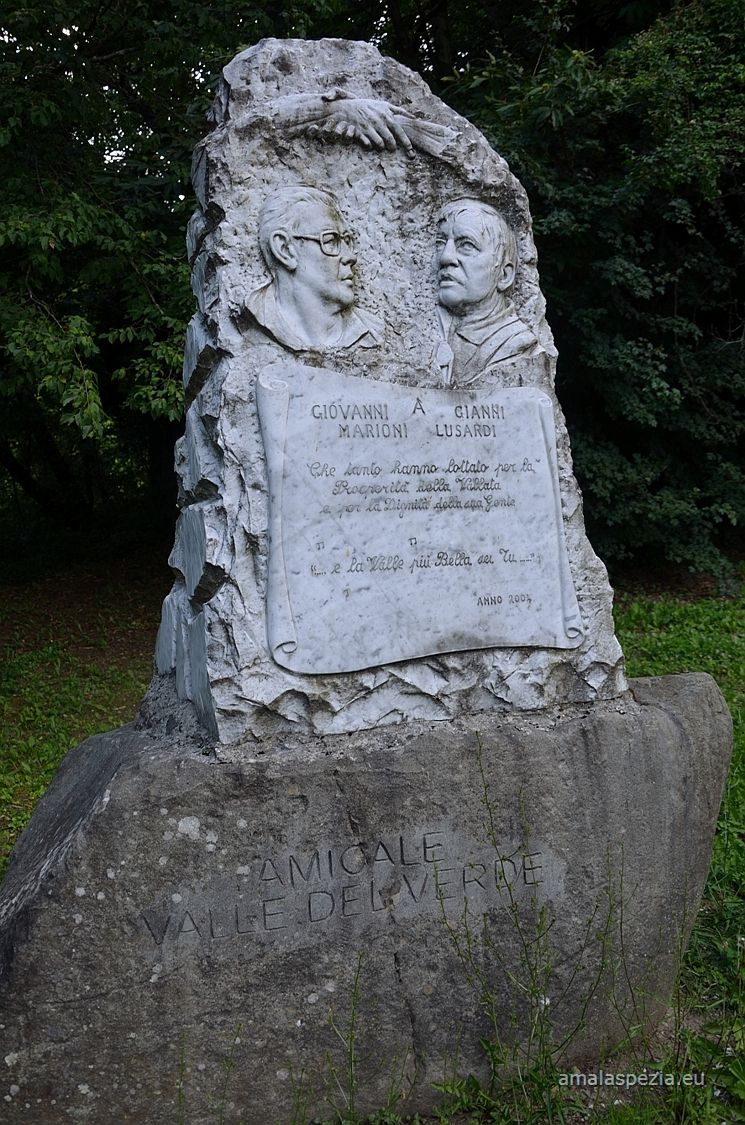 Guinadi · Cippo commemorativo nel lungo strada