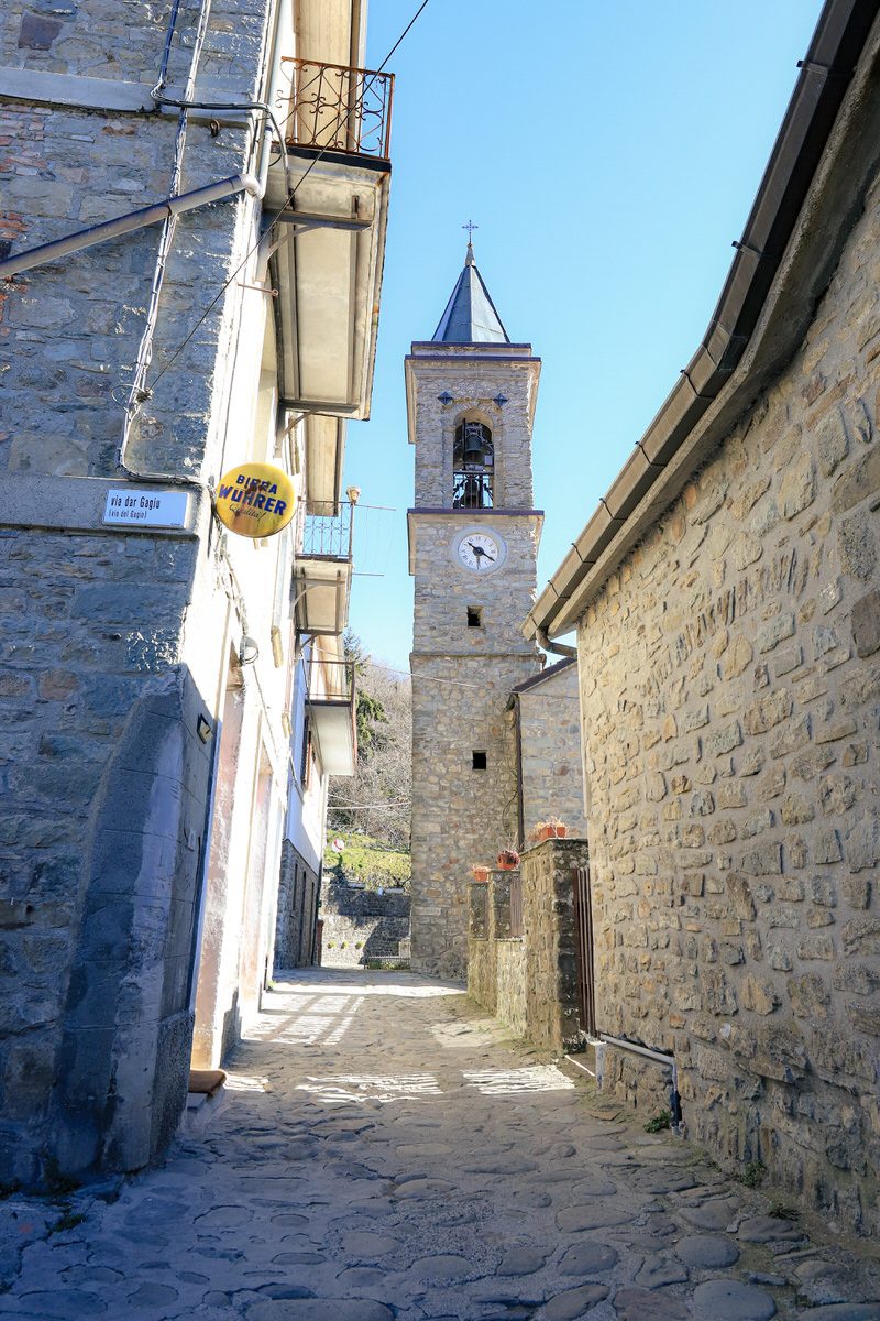 Ruelle vers l’église de Guinadi