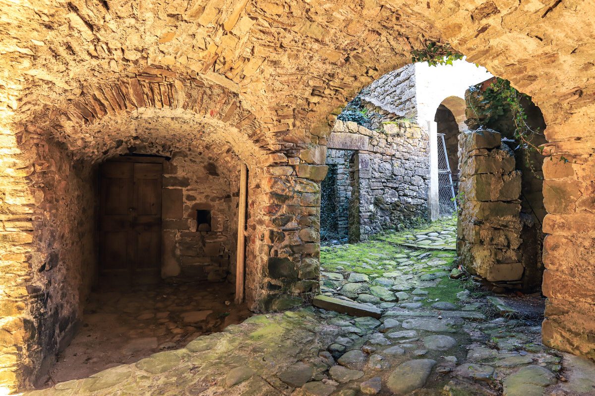 Passage voûté en pierre à Guinadi