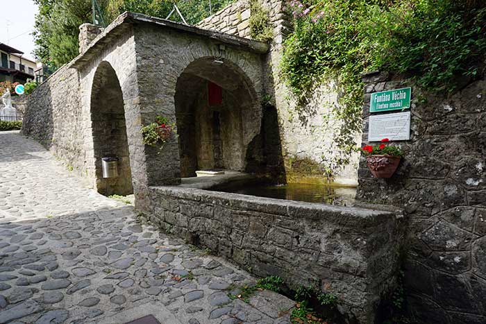 Portique en pierre à Guinadi